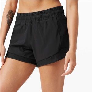Womens Lululemon Size 4 hotty hot hr short mesh *L